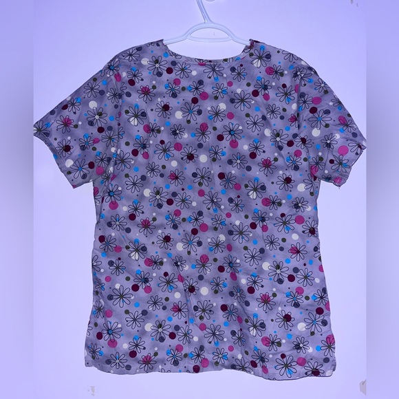 🌸Floral Scrub top - Picture 2 of 4
